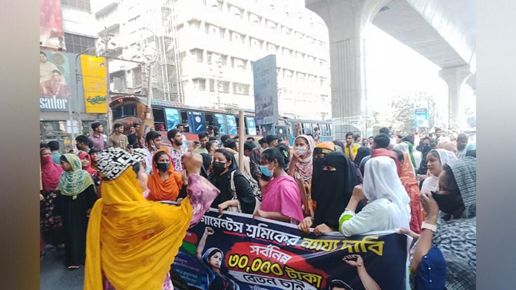 ৩০ হাজার টাকা বেতনের দাবিতে মিরপুরে শ্রমিকদের অবরোধ 3 ৩০ হাজার টাকা বেতনের দাবিতে মিরপুরে শ্রমিকদের অবরোধ